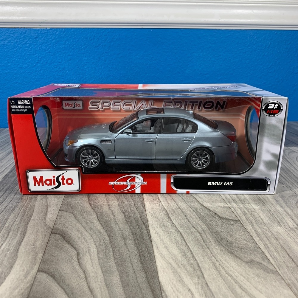 BMW M5 E60 1/18 Silver Metallic original package Doors And Bonnet/Hood RARE !